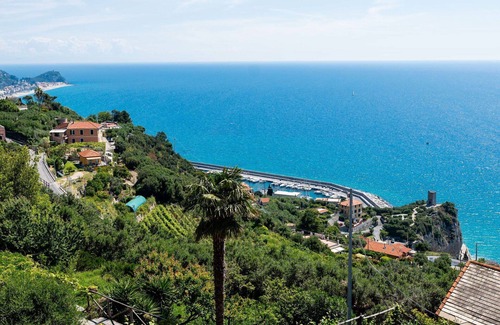 Finale Ligure Apartment | Cosy apartment for 5 guests with A/C, WIFI, TV and patio