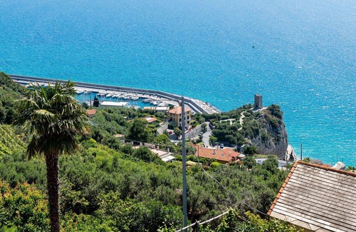 Finale Ligure Apartment | Cosy apartment for 5 guests with A/C, WIFI, TV and patio