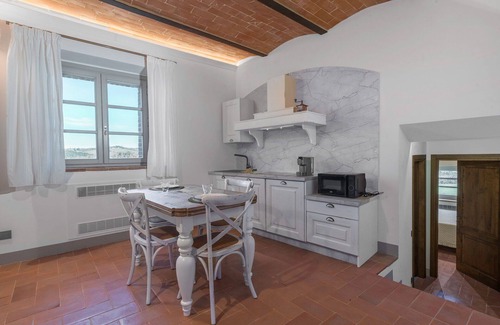 Monteriggioni Apartment | Cosy apartment for 2 guests with pool, A/C, WIFI, TV and pets allowed, close to Siena