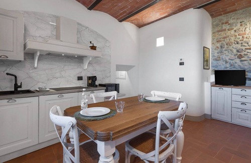 Monteriggioni Apartment | Cosy apartment for 2 guests with pool, A/C, WIFI, TV and pets allowed, close to Siena
