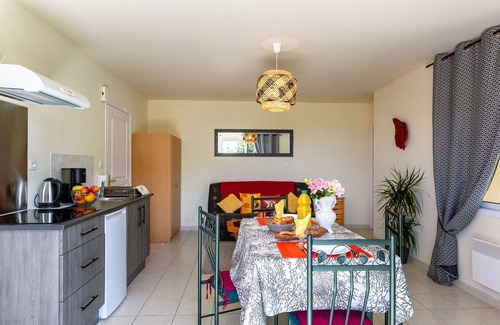 Plougonvelin Apartment | Cosy apartment for 2 guests with WIFI, TV, patio and pets allowed