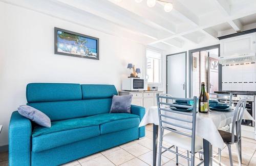 Saint-Palais-sur-Mer Apartment | Cosy apartment for 4 guests with pool, WIFI, TV and balcony