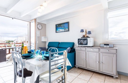 Saint-Palais-sur-Mer Apartment | Cosy apartment for 4 guests with pool, WIFI, TV and balcony