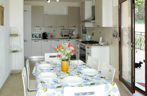 Pantai Apartment | Cosy apartment for 7 people with TV, terrace and parking