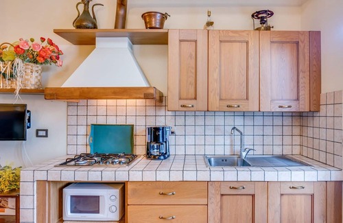 Giugnano Apartment | Cosy apartment for 5 people with WIFI, pool, TV, pets allowed and parking