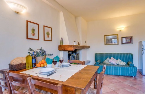 Giugnano Apartment | Cosy apartment for 5 people with WIFI, pool, TV, pets allowed and parking