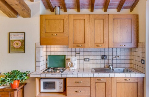 Giugnano Apartment | Cosy apartment for 5 people with WIFI, pool, TV, pets allowed and parking