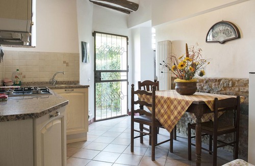 San Gimignano Apartment | Cosy apartment for 4 people with A/C, pool, WIFI, pets allowed and panoramic view
