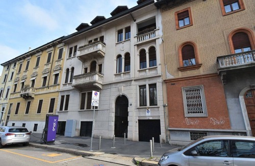 Milan Apartment | Cosy apartment for 10 people with A/C, WIFI, TV, balcony and parking