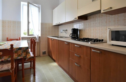 Vesta Apartment | Cosy apartment for 12 guests with WIFI, TV, terrace, pets allowed and parking