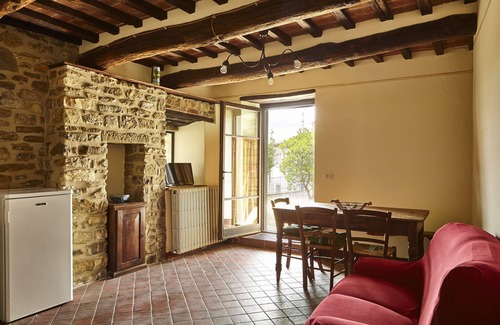 Capolona Apartment | Cosy apartment for 2 people with pool, WIFI, TV, pets allowed and panoramic view, close to Arezzo