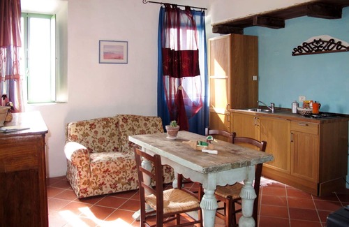 Granarola Apartment | Cosy apartment for 2 people with A/C, WIFI, pool, TV, patio, pets allowed and panoramic view