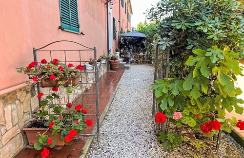 Cecina Apartment | Cosy apartment for 3 guests with A/C, pool, WIFI, TV and pets allowed