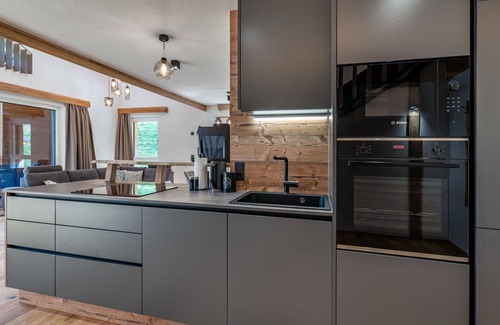 Solk Apartment | Cosy apartment for 4 guests with hot tub, WIFI, TV, patio and parking