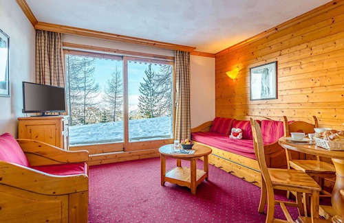 Plagne Soleil Apartment | Cosy apartment for 4 guests with WIFI, pool, TV, terrace and pets allowed
