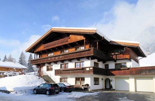 Alpbach Apartment | Cosy apartment for 4 guests with WIFI, TV, patio, pets allowed and parking