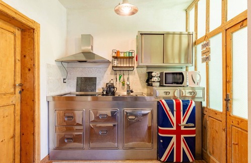 Aurogna Apartment | Cosy apartment for 4 guests with WIFI, A/C, TV and patio
