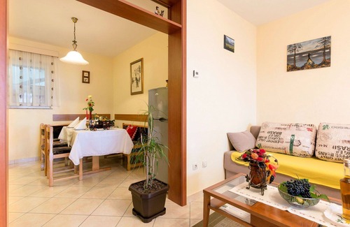 Mosenice Apartment | Cosy apartment for 4 guests with WIFI, A/C, TV, patio and parking