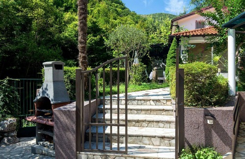 Medveja Apartment | Cosy apartment for 4 guests with pool, WIFI, A/C, terrace and parking