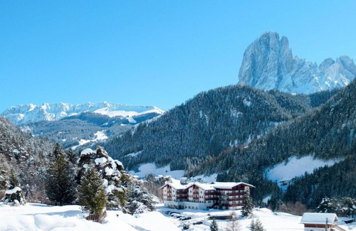 Santa Cristina Val Gardena Apartment | Cosy apartment for 4 guests with WIFI, TV, patio and parking