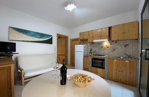 La Caletta Apartment | Cosy apartment for 4 guests with WIFI, TV, terrace and parking