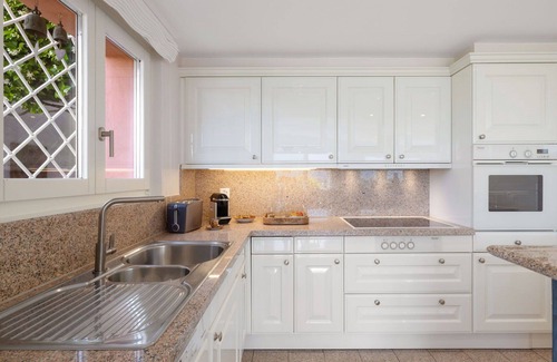 Locarno Apartment | Cosy apartment for 4 people with WIFI, A/C, TV, patio, panoramic view and parking