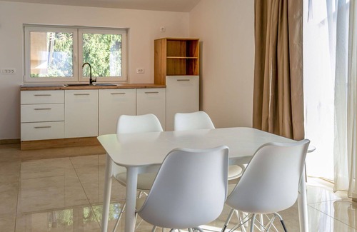 Postojna Apartment | Cosy apartment for 4 people with WIFI, A/C, TV, panoramic view and parking