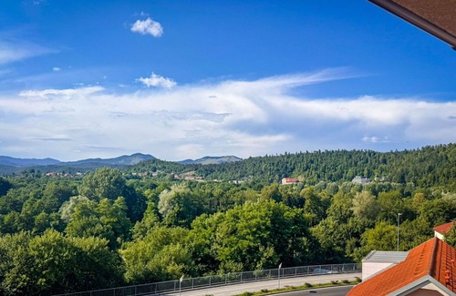 Postojna Apartment | Cosy apartment for 4 people with WIFI, A/C, TV, panoramic view and parking