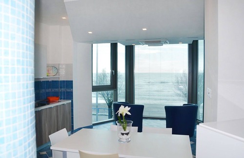 Latina Lido Apartment | Cosy apartment for 5 people with WIFI, A/C, pool, TV, balcony and pets allowed
