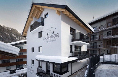 Ischgl Apartment | Cosy apartment for 5 people with WIFI, TV, balcony, pets allowed and parking