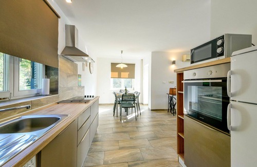 Municipality of Omisalj Apartment | Cosy apartment for 5 people with WIFI, A/C, TV, terrace, pets allowed and parking