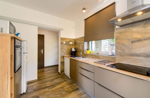 Municipality of Omisalj Apartment | Cosy apartment for 5 people with WIFI, A/C, TV, terrace, pets allowed and parking