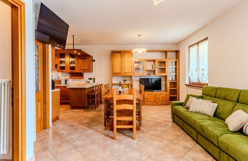 Trezzone Apartment | Cosy apartment for 6 guests with A/C, WIFI, TV, terrace, pets allowed and panoramic view
