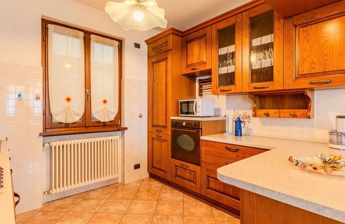 Trezzone Apartment | Cosy apartment for 6 guests with A/C, WIFI, TV, terrace, pets allowed and panoramic view