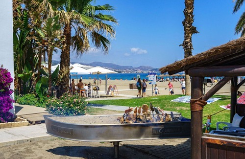 Carretera de Cadiz Apartment | Cosy apartment for 6 guests with WIFI, A/C, pool, TV, terrace and parking