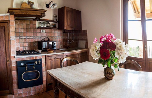 Allerona Apartment | Cosy apartment for 6 people with pool, WIFI, TV, patio, pets allowed and panoramic view