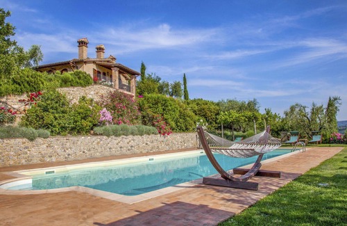 Allerona Apartment | Cosy apartment for 6 people with pool, WIFI, TV, patio, pets allowed and panoramic view