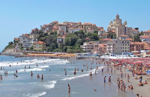 Costa dʼOneglia Apartment | Cosy apartment for 6 people with A/C, WIFI, TV, patio, pets allowed, panoramic view and parking