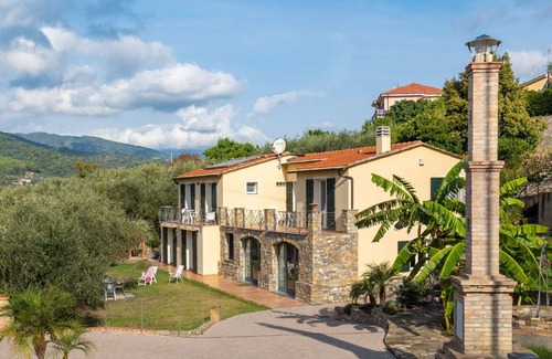 Costa dʼOneglia Apartment | Cosy apartment for 6 people with A/C, WIFI, TV, patio, pets allowed, panoramic view and parking