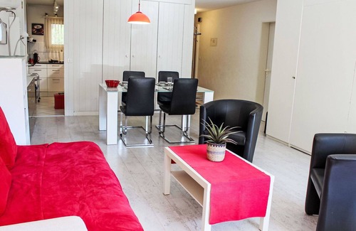 Davos-Dorf Apartment | Cosy apartment for 6 people with pool, WIFI, TV, balcony and parking
