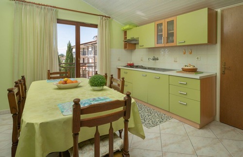 Labinci Apartment | Cosy apartment for 6 people with WIFI, pool, A/C, TV and terrace