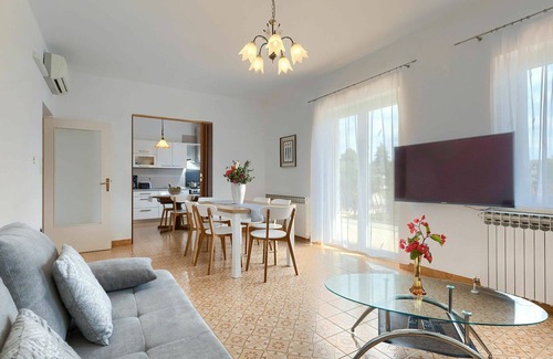 Debeljuhi Apartment | Cosy apartment for 7 guests with WIFI, A/C, pool, TV and balcony
