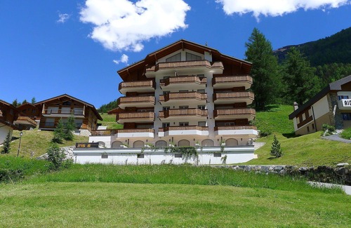 Leukerbad Apartment | Cosy apartment for 8 guests with WIFI, hot tub, TV, balcony and panoramic view