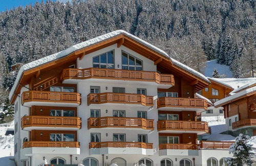 Leukerbad Apartment | Cosy apartment for 8 guests with WIFI, hot tub, TV and balcony