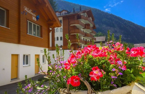 Leukerbad Apartment | Cosy apartment for 8 guests with WIFI, hot tub, TV and balcony