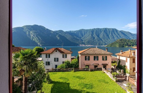 Azzano Apartment | Cosy apartment for 8 people with A/C, WIFI, TV, patio and parking