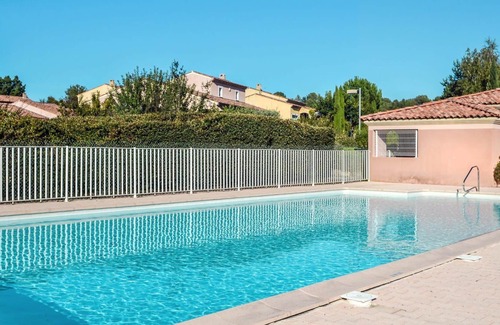 Pierrevert Apartment | Cosy apartment for 4 people with WIFI, pool, TV, terrace and parking