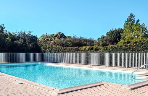 Pierrevert Apartment | Cosy apartment for 4 people with WIFI, pool, TV, terrace and parking