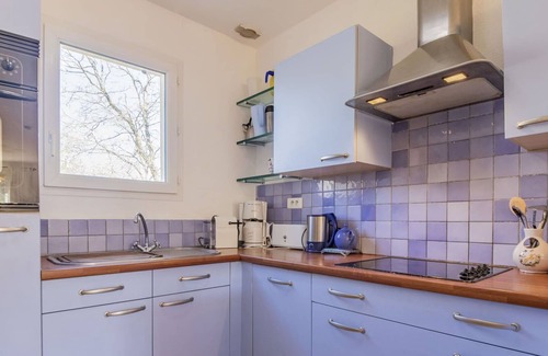 Pierrevert Apartment | Cosy apartment for 4 people with WIFI, pool, TV, terrace and parking