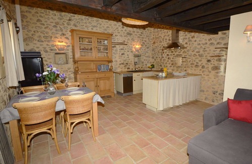 Saint-Denis Apartment | Cosy apartment for 6 people with pool, WIFI, TV and terrace